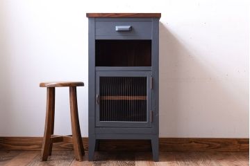 アンティーク家具　アンティーク　モールガラス入り!ダークグレーペイントのサイドキャビネット(収納棚)