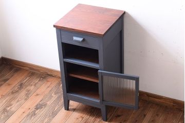 アンティーク家具　アンティーク　モールガラス入り!ダークグレーペイントのサイドキャビネット(収納棚)