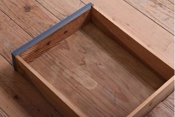 アンティーク家具　アンティーク　モールガラス入り!ダークグレーペイントのサイドキャビネット(収納棚)