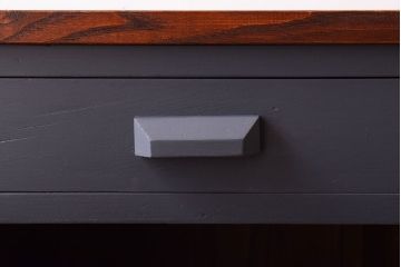 アンティーク家具　アンティーク　モールガラス入り!ダークグレーペイントのサイドキャビネット(収納棚)