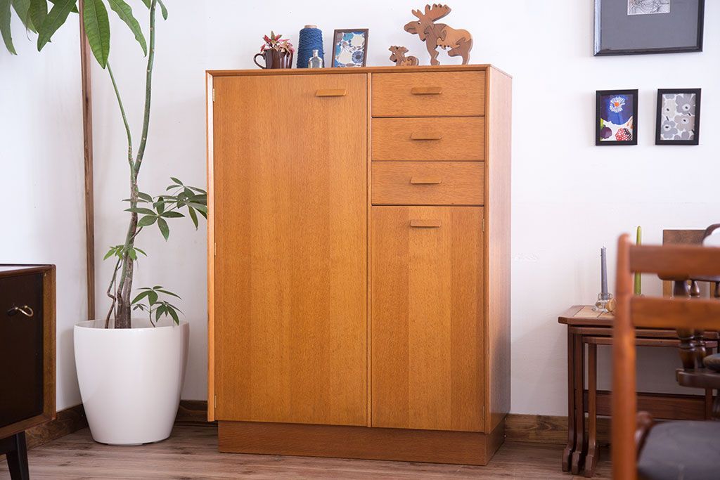 ヴィンテージ家具　北欧ビンテージ　G-PLAN　鏡付きのオーク材キャビネット(ワードローブ・収納棚・戸棚)