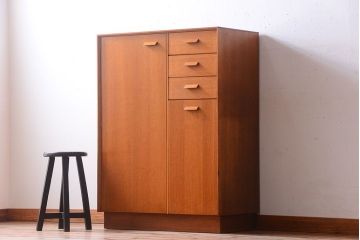 ヴィンテージ家具　北欧ビンテージ　G-PLAN　鏡付きのオーク材キャビネット(ワードローブ・収納棚・戸棚)