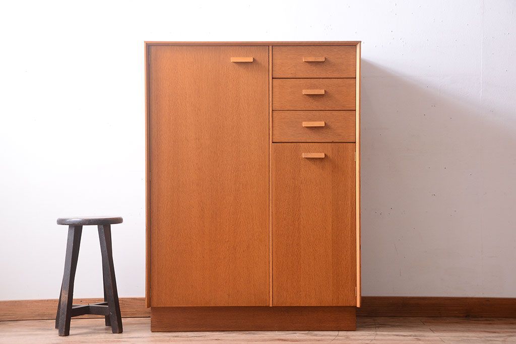 ヴィンテージ家具　北欧ビンテージ　G-PLAN　鏡付きのオーク材キャビネット(ワードローブ・収納棚・戸棚)