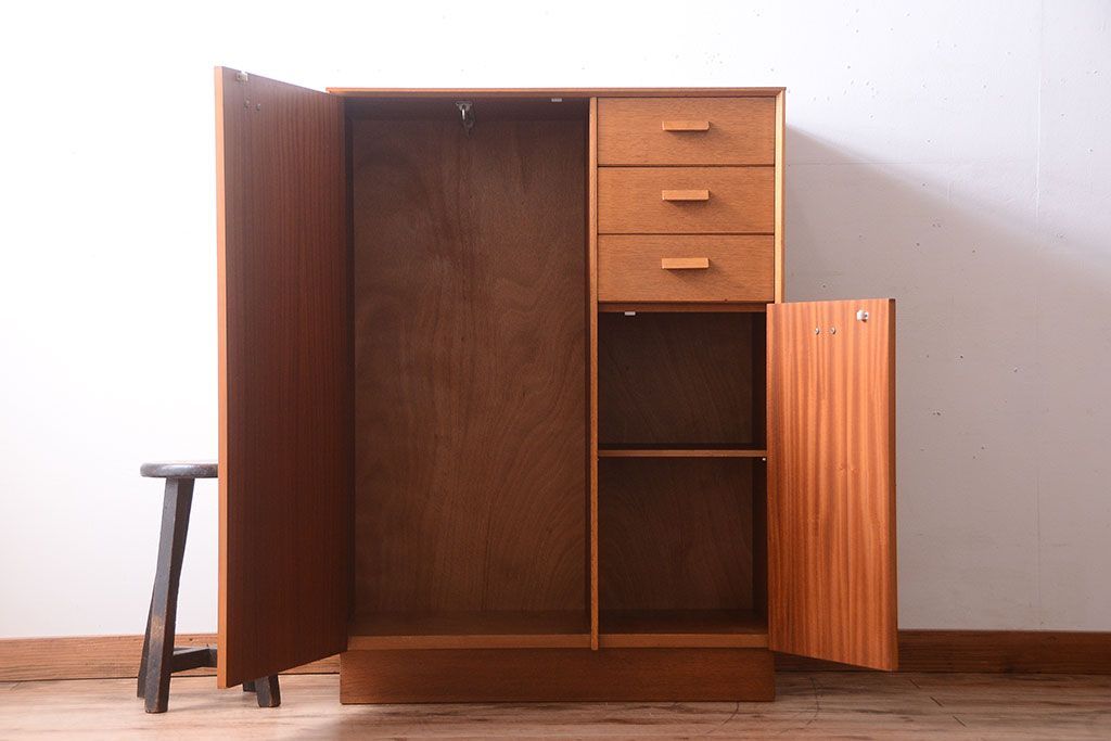 ヴィンテージ家具　北欧ビンテージ　G-PLAN　鏡付きのオーク材キャビネット(ワードローブ・収納棚・戸棚)