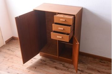 ヴィンテージ家具　北欧ビンテージ　G-PLAN　鏡付きのオーク材キャビネット(ワードローブ・収納棚・戸棚)