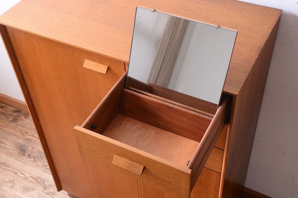 ヴィンテージ家具　北欧ビンテージ　G-PLAN　鏡付きのオーク材キャビネット(ワードローブ・収納棚・戸棚)