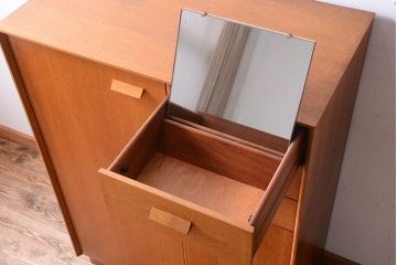 ヴィンテージ家具　北欧ビンテージ　G-PLAN　鏡付きのオーク材キャビネット(ワードローブ・収納棚・戸棚)