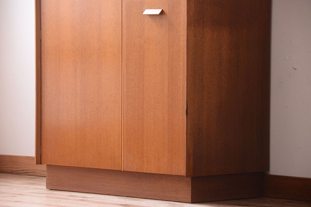 ヴィンテージ家具　北欧ビンテージ　G-PLAN　鏡付きのオーク材キャビネット(ワードローブ・収納棚・戸棚)
