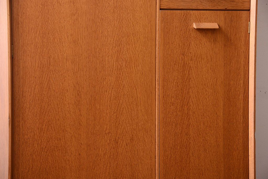 ヴィンテージ家具　北欧ビンテージ　G-PLAN　鏡付きのオーク材キャビネット(ワードローブ・収納棚・戸棚)