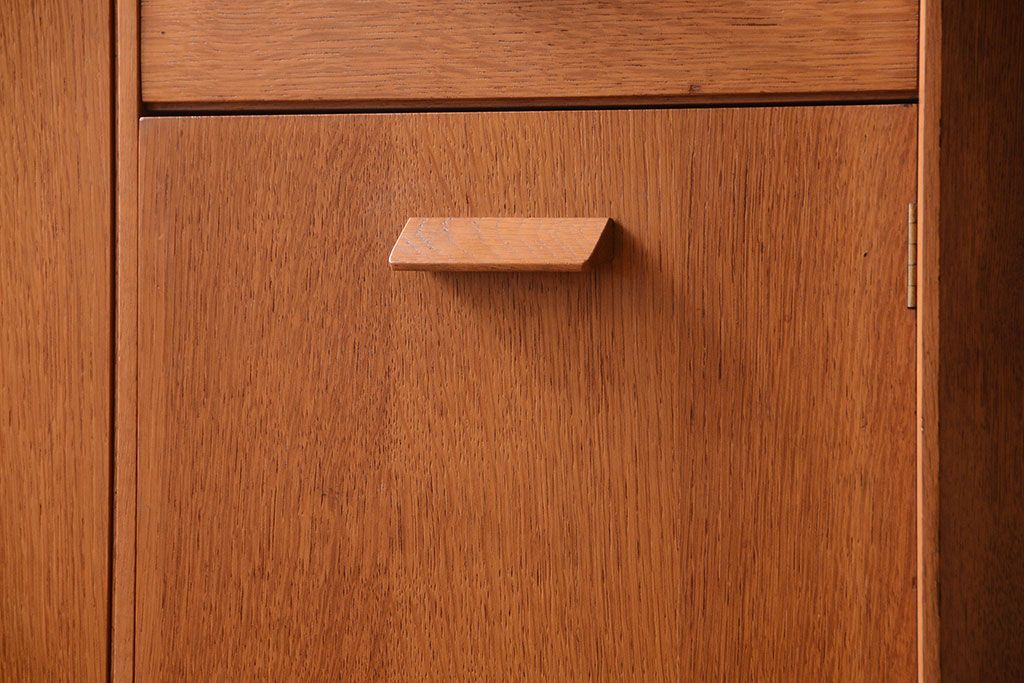 ヴィンテージ家具　北欧ビンテージ　G-PLAN　鏡付きのオーク材キャビネット(ワードローブ・収納棚・戸棚)