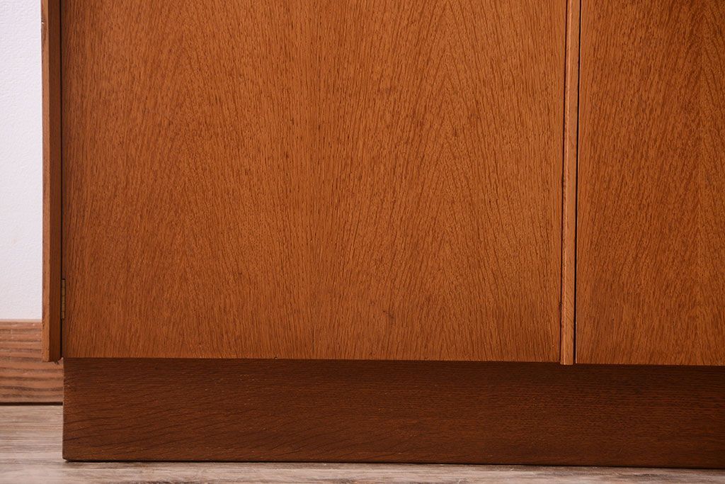 ヴィンテージ家具　北欧ビンテージ　G-PLAN　鏡付きのオーク材キャビネット(ワードローブ・収納棚・戸棚)