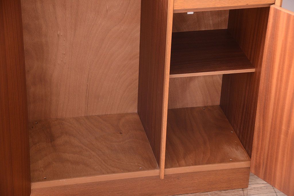 ヴィンテージ家具　北欧ビンテージ　G-PLAN　鏡付きのオーク材キャビネット(ワードローブ・収納棚・戸棚)