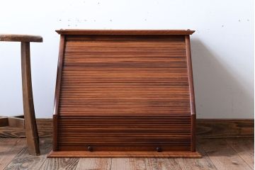 アンティーク雑貨　北欧家具　引き出し付きのシャッター式台形ミラー(鏡・キャビネット)