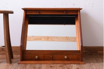 アンティーク雑貨　北欧家具　引き出し付きのシャッター式台形ミラー(鏡・キャビネット)