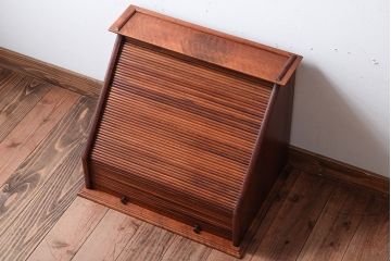 アンティーク雑貨　北欧家具　引き出し付きのシャッター式台形ミラー(鏡・キャビネット)