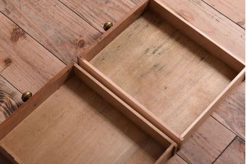 アンティーク雑貨　北欧家具　引き出し付きのシャッター式台形ミラー(鏡・キャビネット)