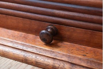 アンティーク雑貨　北欧家具　引き出し付きのシャッター式台形ミラー(鏡・キャビネット)
