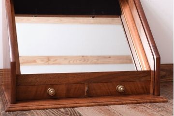 アンティーク雑貨　北欧家具　引き出し付きのシャッター式台形ミラー(鏡・キャビネット)