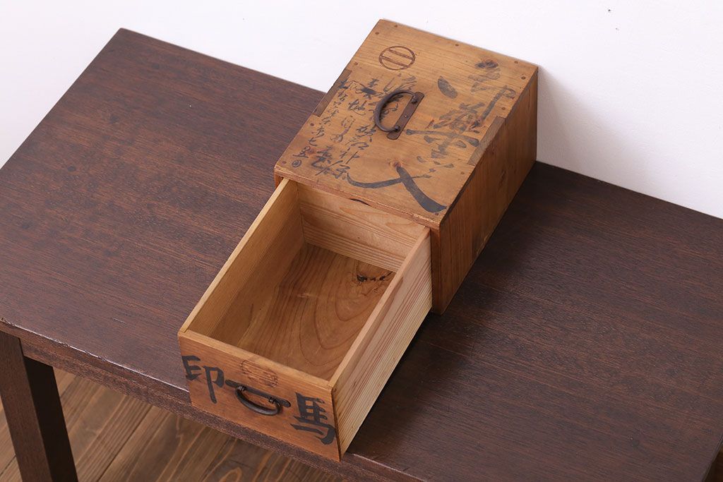アンティーク家具　和製アンティーク　古い木の小引き出し(小物入れ・小箱・収納箱)