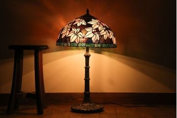 中古　上品なステンドグラスシェードのスタンド(照明)