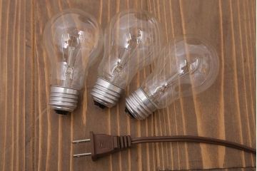 中古　上品なステンドグラスシェードのスタンド(照明)