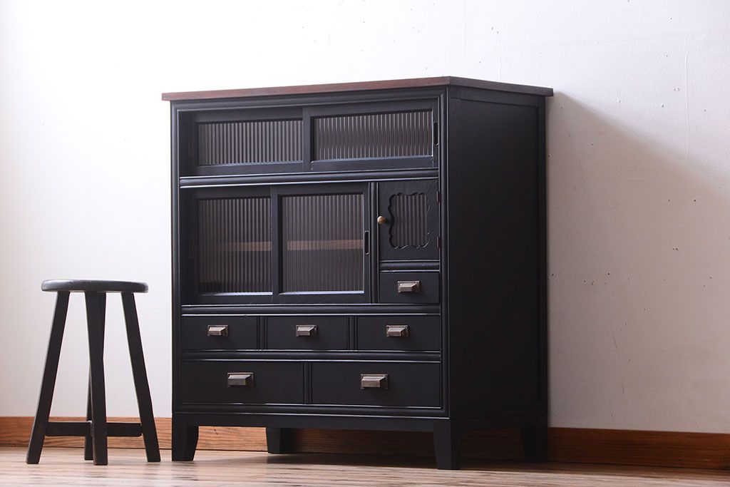 アンティーク家具　アンティーク　モールガラス入り!つや消しブラックペイントのカウンター収納棚(戸棚)