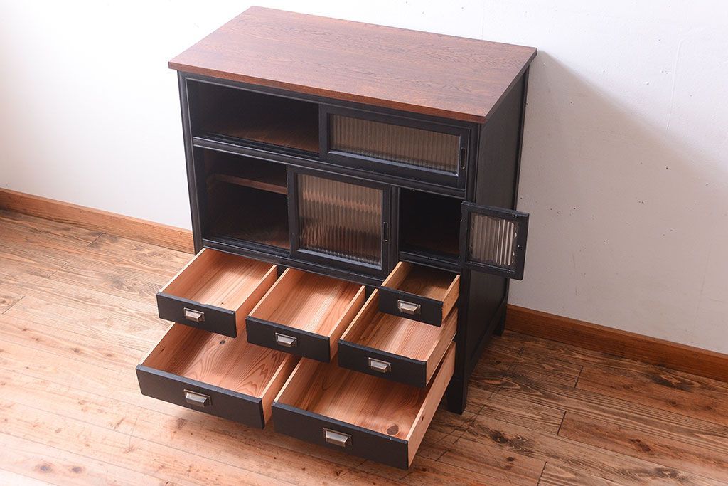 アンティーク家具　アンティーク　モールガラス入り!つや消しブラックペイントのカウンター収納棚(戸棚)