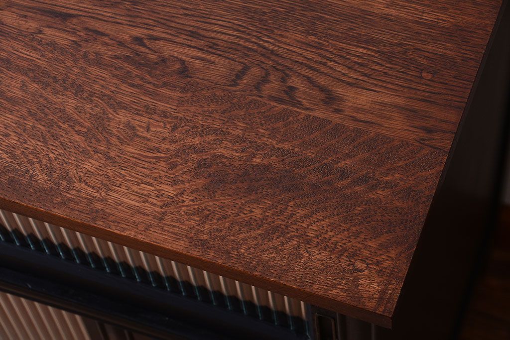 アンティーク家具　アンティーク　モールガラス入り!つや消しブラックペイントのカウンター収納棚(戸棚)