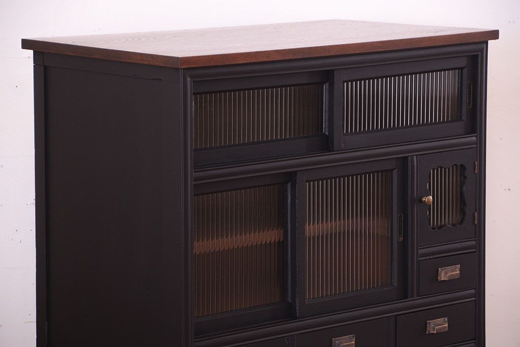 アンティーク家具　アンティーク　モールガラス入り!つや消しブラックペイントのカウンター収納棚(戸棚)