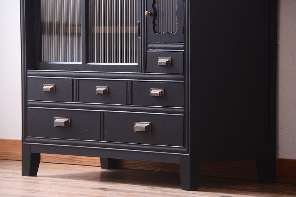 アンティーク家具　アンティーク　モールガラス入り!つや消しブラックペイントのカウンター収納棚(戸棚)