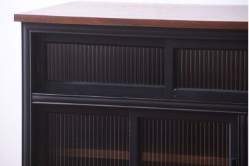 アンティーク家具　アンティーク　モールガラス入り!つや消しブラックペイントのカウンター収納棚(戸棚)