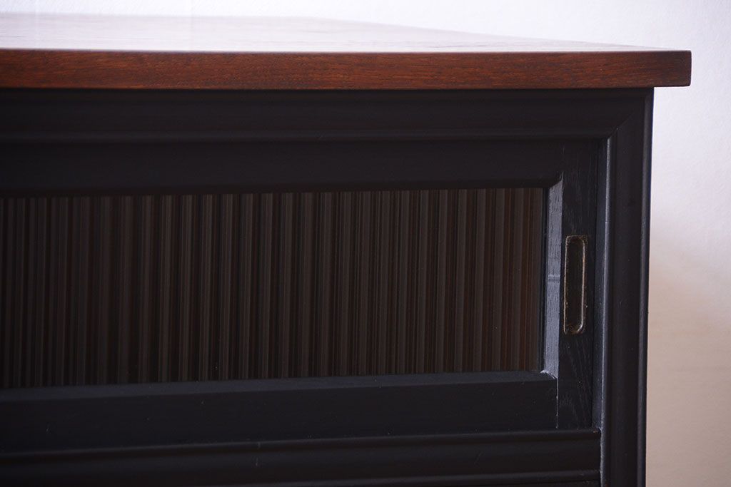 アンティーク家具　アンティーク　モールガラス入り!つや消しブラックペイントのカウンター収納棚(戸棚)