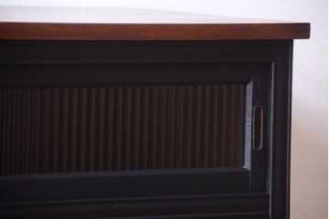 アンティーク家具　アンティーク　モールガラス入り!つや消しブラックペイントのカウンター収納棚(戸棚)