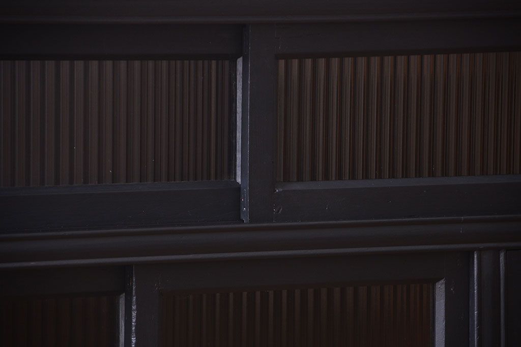 アンティーク家具　アンティーク　モールガラス入り!つや消しブラックペイントのカウンター収納棚(戸棚)