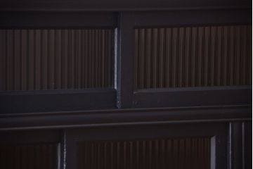 アンティーク家具　アンティーク　モールガラス入り!つや消しブラックペイントのカウンター収納棚(戸棚)