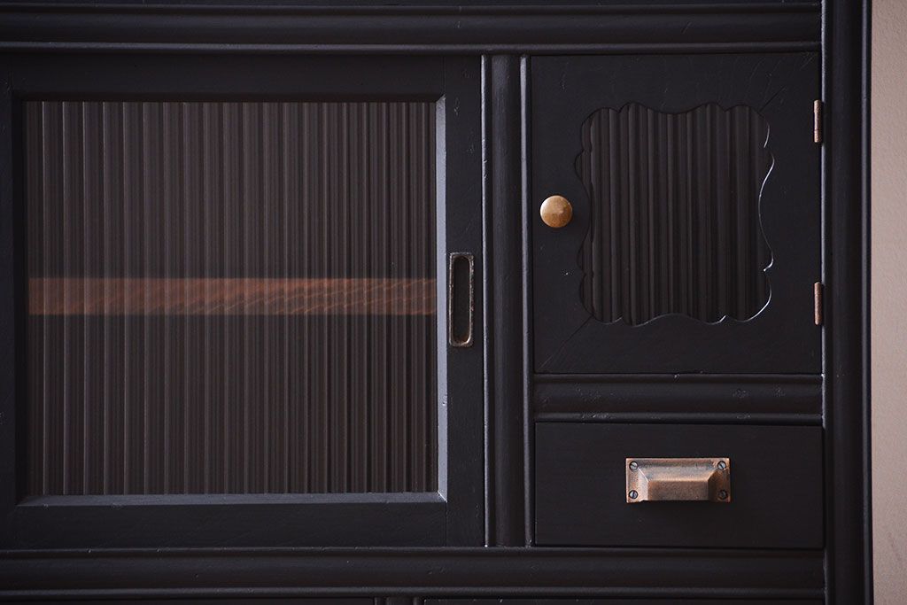 アンティーク家具　アンティーク　モールガラス入り!つや消しブラックペイントのカウンター収納棚(戸棚)