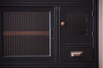 アンティーク家具　アンティーク　モールガラス入り!つや消しブラックペイントのカウンター収納棚(戸棚)