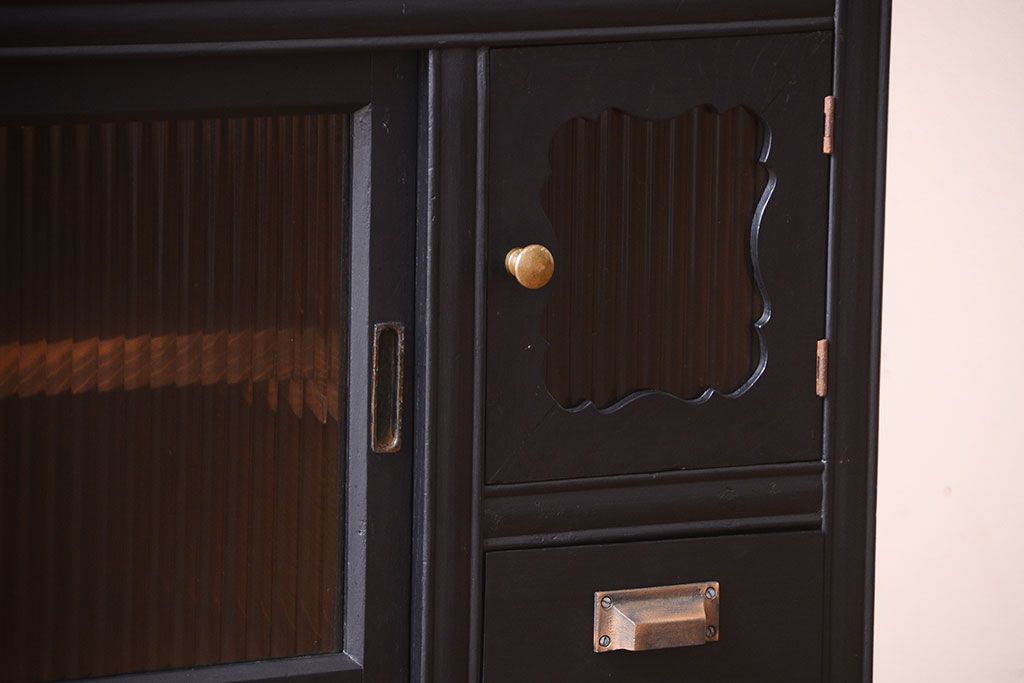 アンティーク家具　アンティーク　モールガラス入り!つや消しブラックペイントのカウンター収納棚(戸棚)