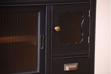 アンティーク家具　アンティーク　モールガラス入り!つや消しブラックペイントのカウンター収納棚(戸棚)