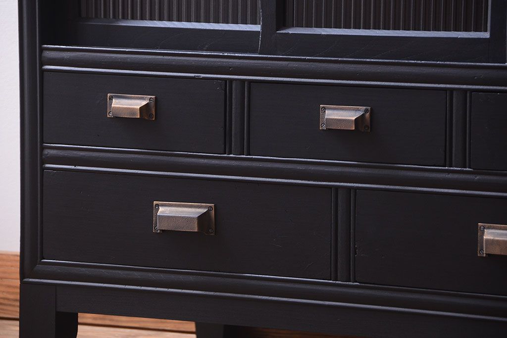 アンティーク家具　アンティーク　モールガラス入り!つや消しブラックペイントのカウンター収納棚(戸棚)