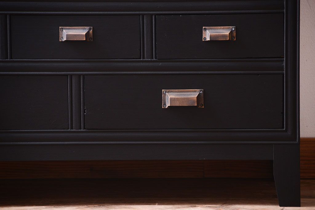 アンティーク家具　アンティーク　モールガラス入り!つや消しブラックペイントのカウンター収納棚(戸棚)