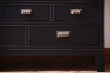 アンティーク家具　アンティーク　モールガラス入り!つや消しブラックペイントのカウンター収納棚(戸棚)