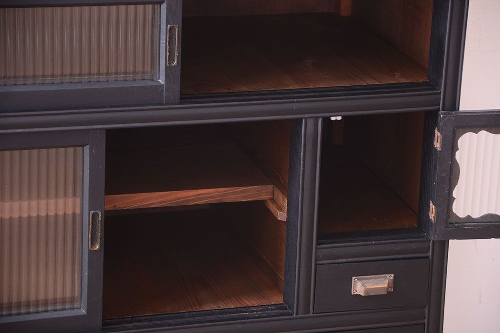 アンティーク家具　アンティーク　モールガラス入り!つや消しブラックペイントのカウンター収納棚(戸棚)