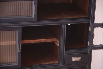 アンティーク家具　アンティーク　モールガラス入り!つや消しブラックペイントのカウンター収納棚(戸棚)