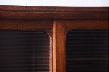 レトロ家具　昭和レトロ　モールガラス入り　ナラ材のアンティーク食器棚(カップボード)