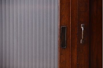 レトロ家具　昭和レトロ　モールガラス入り　ナラ材のアンティーク食器棚(カップボード)