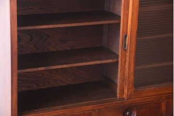 レトロ家具　昭和レトロ　モールガラス入り　ナラ材のアンティーク食器棚(カップボード)