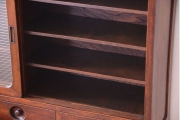 レトロ家具　昭和レトロ　モールガラス入り　ナラ材のアンティーク食器棚(カップボード)