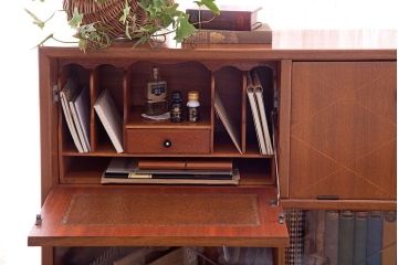 ヴィンテージ家具　珍しい一品　おしゃれな北欧ビンテージの台形キャビネット