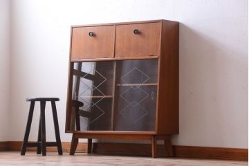 ヴィンテージ家具　珍しい一品　おしゃれな北欧ビンテージの台形キャビネット